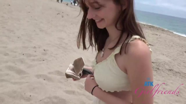 Мужик мастурбирует подруге в машине и дает в рот